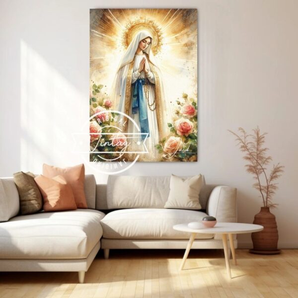 Reina de Lourdes entre rosas